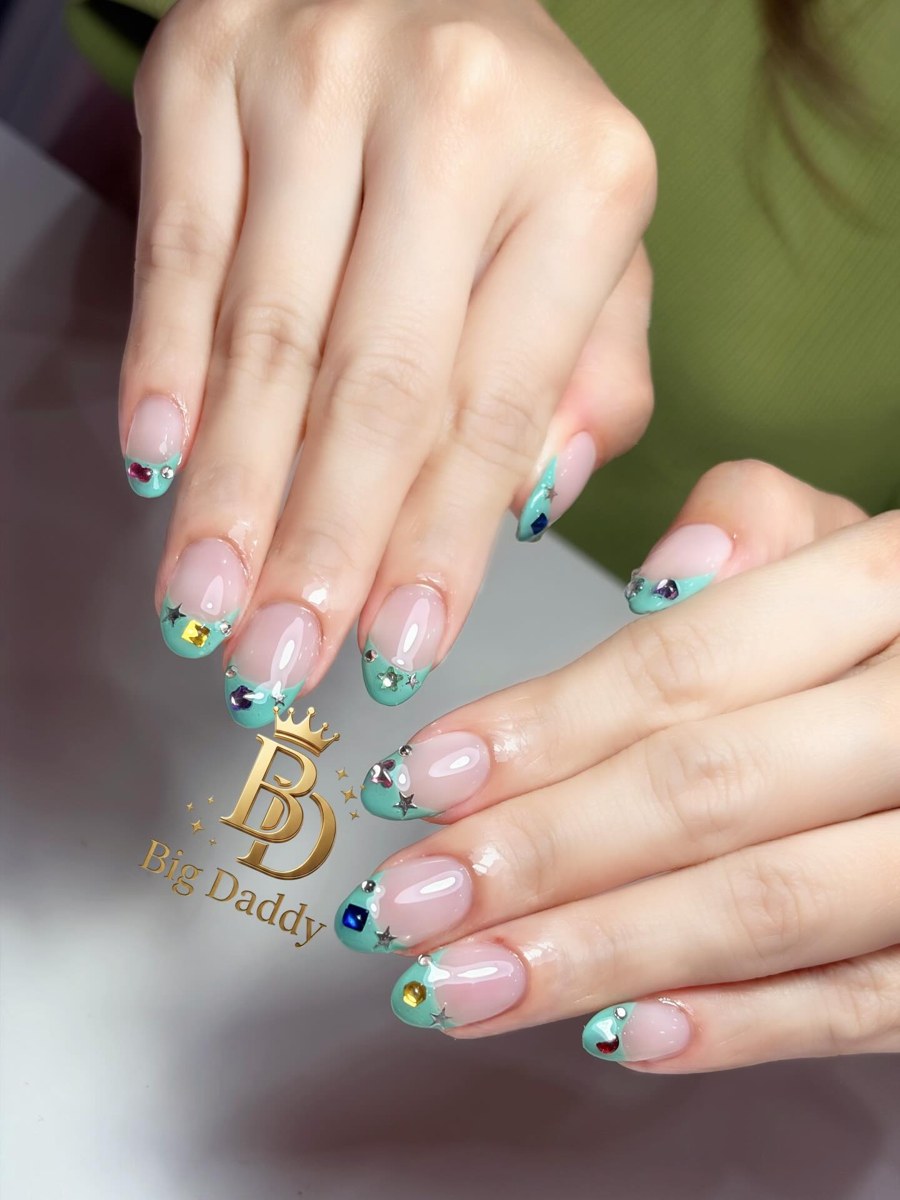 Mint, pearl and coral nails