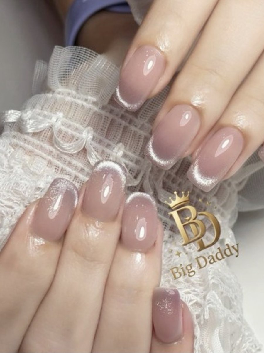 Cat-eye gel nail polish