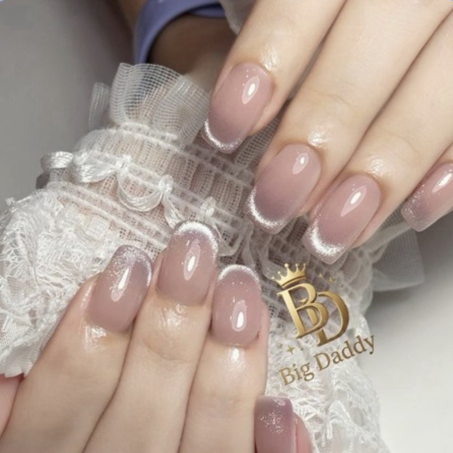 Cat-eye gel nail polish